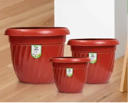 SD Gallery Jimmy plastic flower pots in terracotta